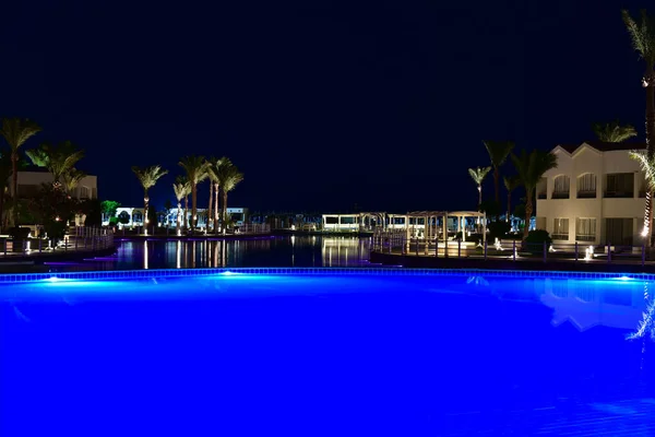 Piscina Azul Brilhante Beira Mar Hotel Noite — Fotografia de Stock