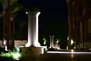 Geceleri teras boyunca fenerler yanıyor..