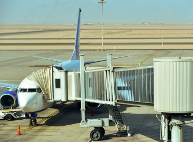 Havaalanı pistinde merdiven var..