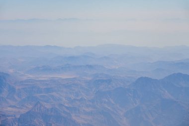 Sisin içindeki çöl dağlarının tepeleri..