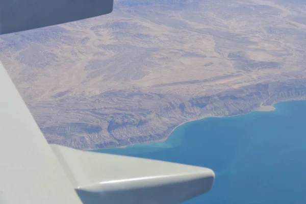 Aile Avion Passager Sur Fond Mer Désert — Photo