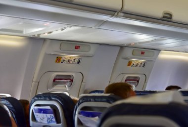 Uçağın merkezindeki acil çıkış kapıları..