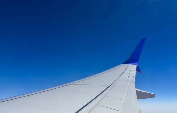 Aile Blanche Avion Passagers Contre Ciel Bleu Clair — Photo