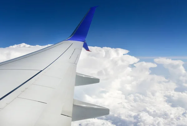 Aile Avion Blanc Sur Fond Nuages Dans Ciel — Photo