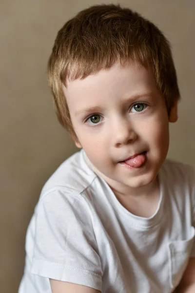 笑顔の男の子の肖像画で舌アウト — ストック写真