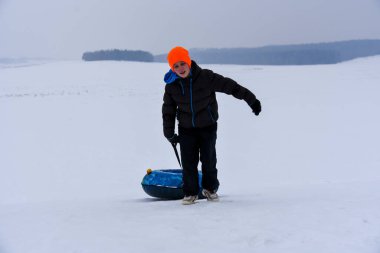 Gençler Kar Kaydırağından Boru Çekiyor.