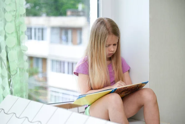 Enfant Lisant Livre Après Midi Fenêtre — Photo