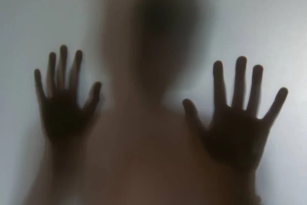 Reflet Des Ombres Des Enfants Mains Sur Verre Givré Flou — Photo