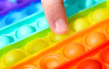 Çocuk parmağı topa basar, renge basar..