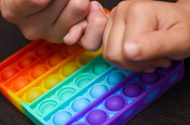 Çocuk elleri bir renge tıklamanın hızı için yarışıyor..