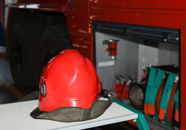 Capacete Bombeiro Vermelho Perto Caminhão Bombeiros — Fotografia de Stock