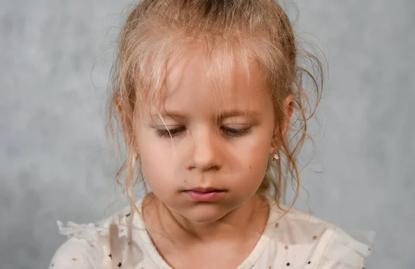 Gadis Kecil Sedih Dan Melihat Bawah Potret — Stok Foto