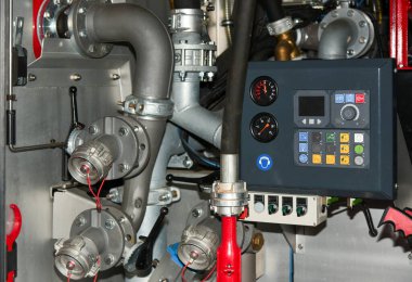 Yangını söndürmek için itfaiye aracındaki teknik cihazlar..