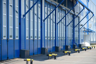 İtfaiye istasyonunun mavi kapısı..