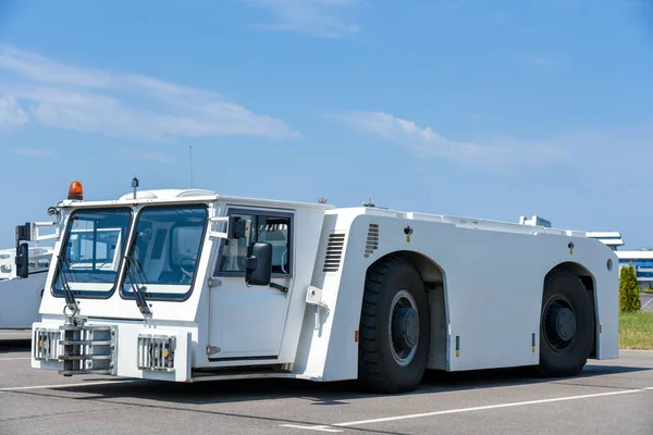 Serviceauto Tractor Het Vliegveld Luchthaven Passagiersdienst Rechtenvrije Stockfoto's