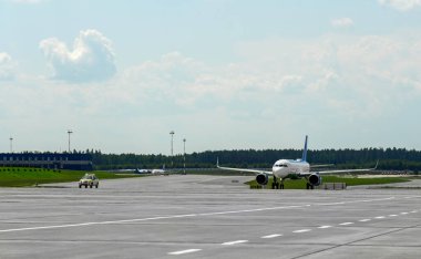 Özel bir araç uçağa piste kadar eşlik ediyor..