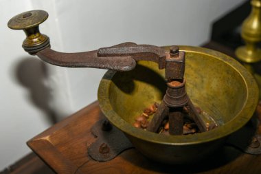 Eski demir mekanik kahve öğütücüsü..