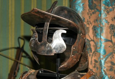 Doğu Avrupa 'nın şövalye miğferi savaşı.