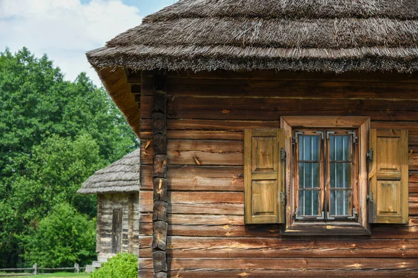 Αγροτικό Ξύλινο Σπίτι Thatched Οροφή — Φωτογραφία Αρχείου