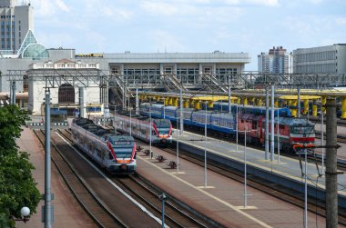 Minsk, Belarus, 08-01-2021: Beyaz Rusya demiryolunun Minsk tren istasyonu yolcusu