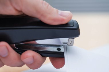 Ofisteki masada el zımbası kağıdı..