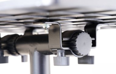 Siyah arka planda izole edilmiş taze olgun meyvelerle dolu bir sepet.                               