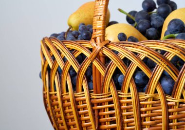 Taze meyveli sepet, yakın çekim, seçici odaklanma.                               