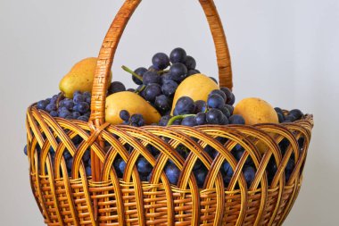 Taze meyveli sepet, yakın çekim, seçici odaklanma.                               