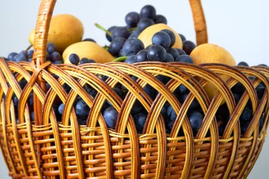 Taze meyveli sepet, yakın çekim, seçici odaklanma.                               