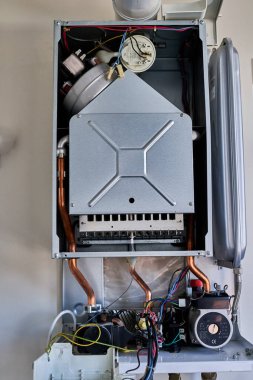 Su tedarik sistemi kazan dairesinde. Yakın plan. Seçici odak.                               