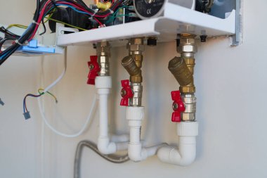 Su tedarik sistemi kazan dairesinde. Yakın plan. Seçici odak.                               