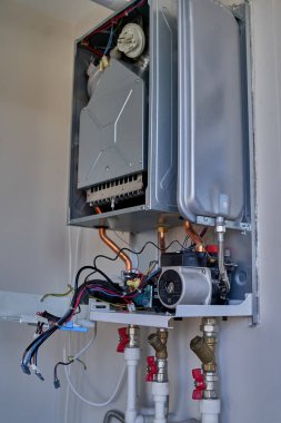  Vantilatörü ve soğutma sistemi olan bir elektrikli kazanın yakın çekimi                              