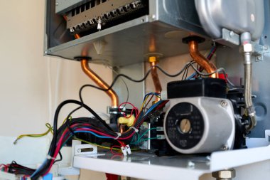 Su tedarik sistemi kazan dairesinde. Yakın plan. Seçici odak.                               