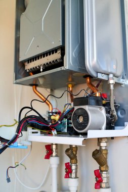  Vantilatörü ve soğutma sistemi olan bir elektrikli kazanın yakın çekimi                              