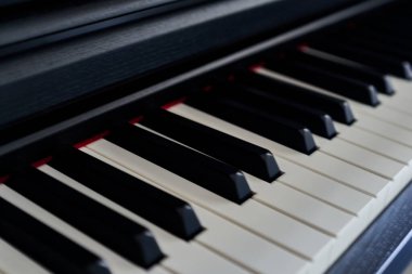 Piyano klavyesini kapat. Seçici odak ve alanın sığ derinliği.                               