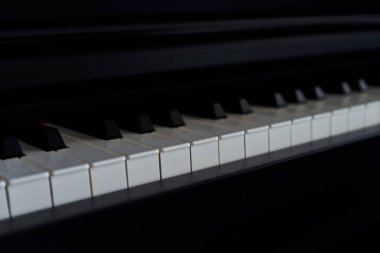 Piyano klavyesini kapat. Seçici odak ve alanın sığ derinliği.                               