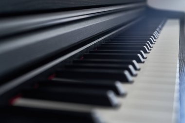 Piyano klavyesini kapat. Seçici odak ve alanın sığ derinliği.                               