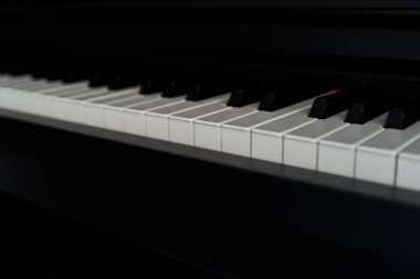 Piyano klavyesini kapat. Seçici odak ve alanın sığ derinliği.                               