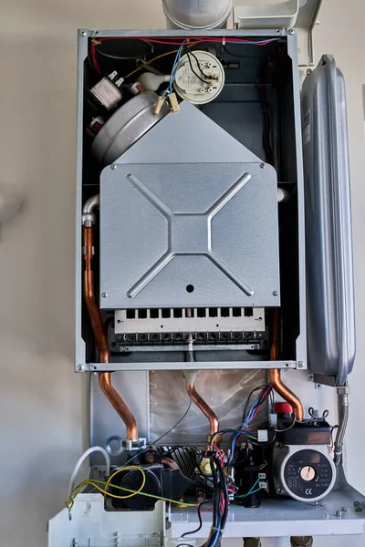 Su tedarik sistemi kazan dairesinde. Yakın plan. Seçici odak.                               