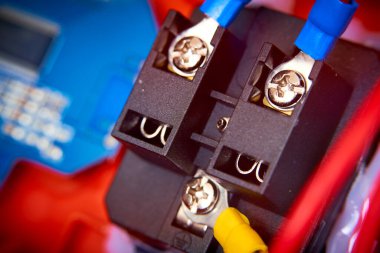 Siyah arka planda kırmızı elektrik şoku. Yakın plan..