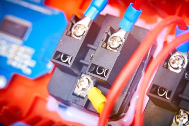 Siyah arka planda kırmızı elektrik şoku. Yakın plan..