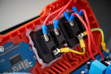 Siyah arka planda kırmızı elektrik şoku. Yakın plan..