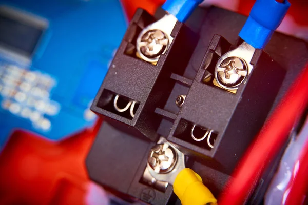 Siyah arka planda kırmızı elektrik şoku. Yakın plan..