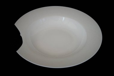 boş yuvarlak tabak siyah arkaplanda izole