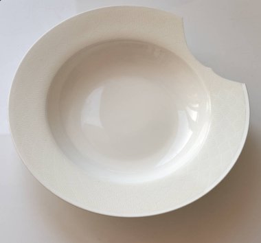 Beyaz arkaplanda boş beyaz kase