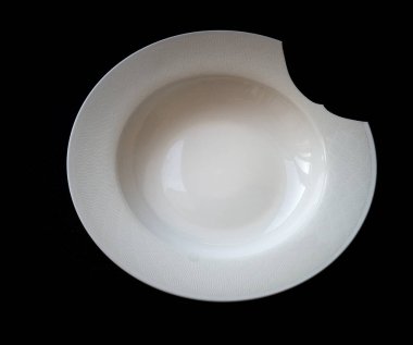 boş seramik plaka siyah arkaplanda izole