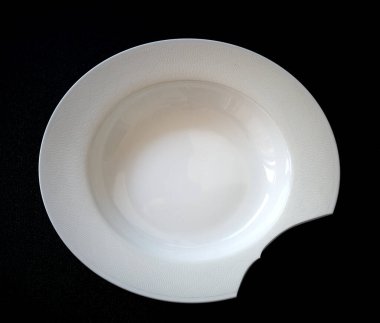 Siyah arkaplanda boş beyaz tabak