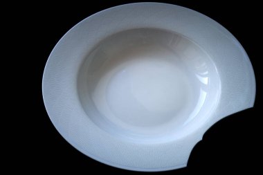 Boş plaka siyah arkaplanda izole edildi