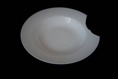 siyah bir arka plan üzerinde beyaz tabak