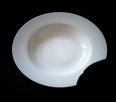 Siyah arkaplanda kopyalama alanı olan boş beyaz plaka. en üstteki görünüm